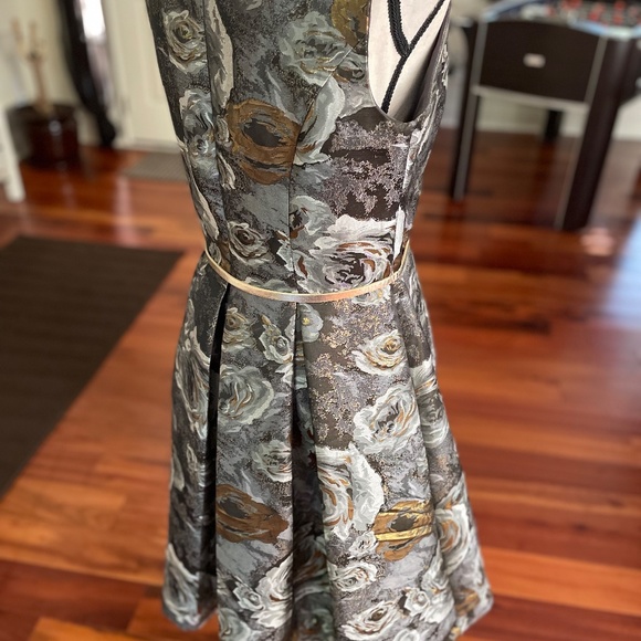 NWT SLNY New York Sliver Metallic Floral Box Pleated Midi Dress Size 10 - Picture 7 of 12